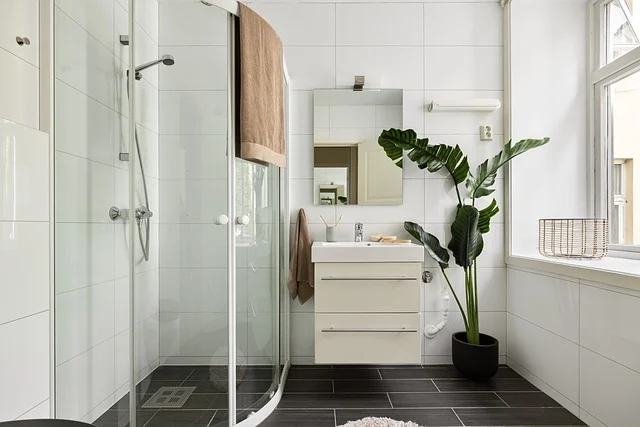 4 Outdated Bathroom Tile Trends, According to Designers